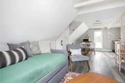 Modern Mid-Century | Downtown | AC | Walkable |