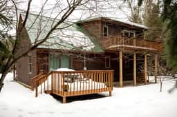 Majestic Maples Escapes | Hot Tub | Firepit | Deck | Large Yar