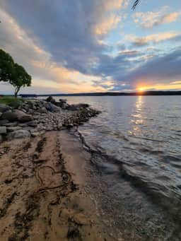 Willow Tree Cottage: Waterfront on Suttons Bay