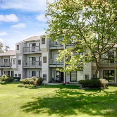 Cozy Beach Front Condo | AC | Beach | Waterfront |