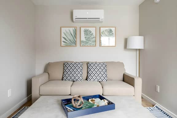 Downtown Newly Remodeled Apartment | AC | Beach |