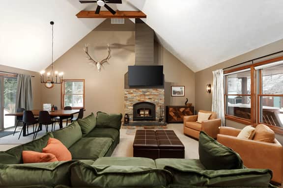 Majestic Maples Escapes | Hot Tub | Firepit | Deck | Large Yar