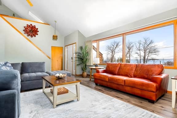 The M22 House - Panoramic Views of West Bay!
