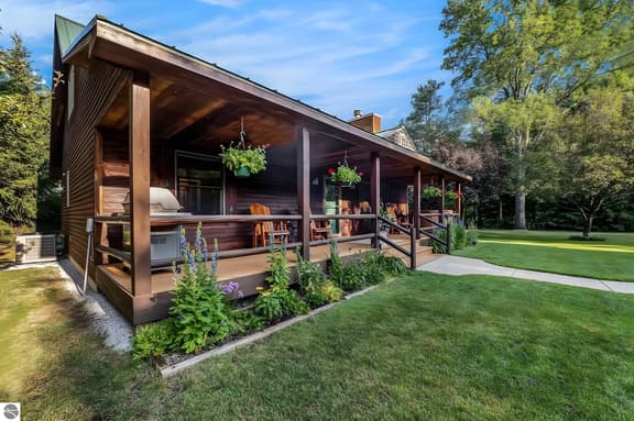 Majestic Maples Escapes | Hot Tub | Firepit | Deck | Large Yar