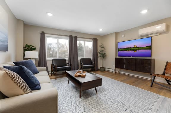 Large Apt | Downtown | AC | Beach | Shops | Walk |