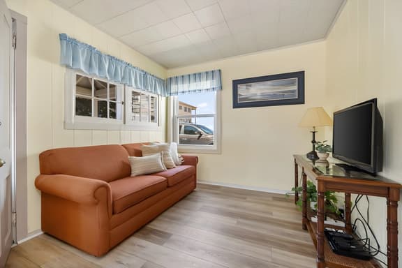 #04 Sandbar Cottage · Sandbar Cottage 4